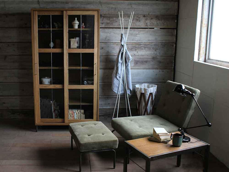 adepecheスライドガラスキャビネット。木製とガラスのモダン家具