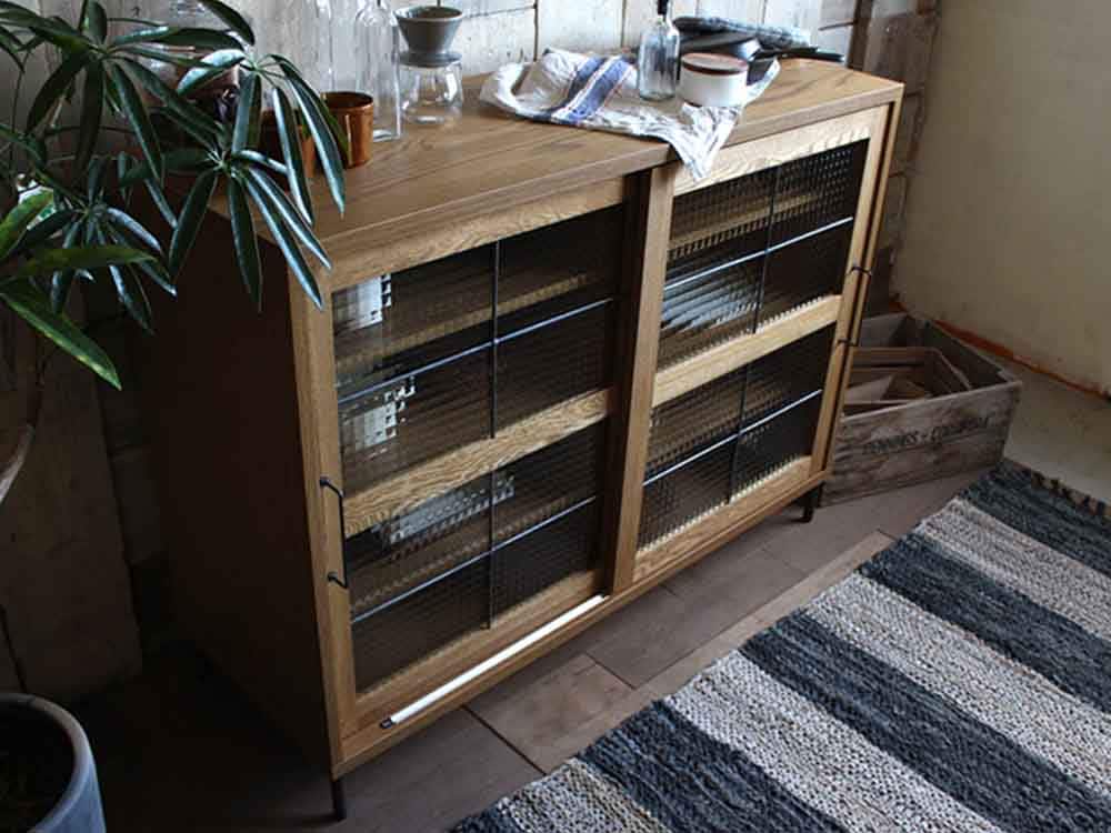 adepecheのスライドガラスローボードと木製キャビネット