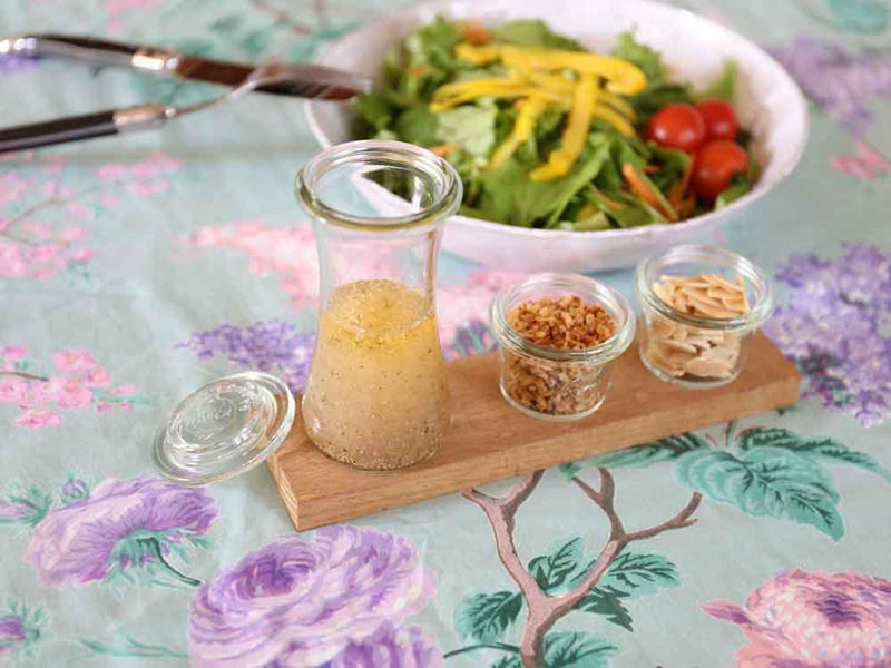 WECKウェックのガラス瓶に果物と野菜が入っています