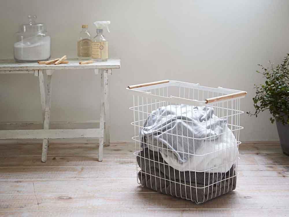 Yamazakiのtowerトスカブランドによるグレー色の柳素材ランドリーワイヤーバスケット。収納や洗濯物に最適なデザイン。
