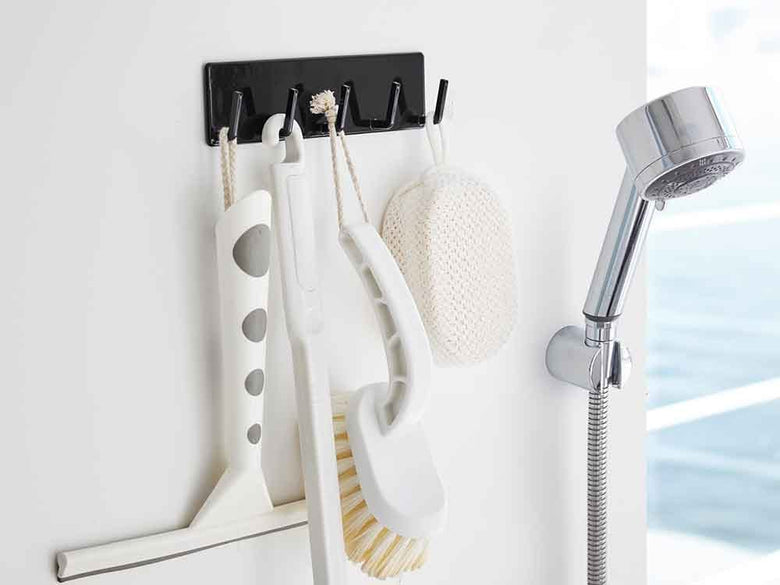 YAMAZAKI/towerのスチール製マグネットバスルームフック、幅18cmで浴室の壁に取り付けられている