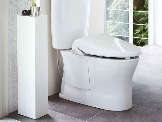 YAMAZAKI/towerブランドのシルバー製スリムトイレラック。スチール素材でバスルームに最適なプランビングフィクスチャー