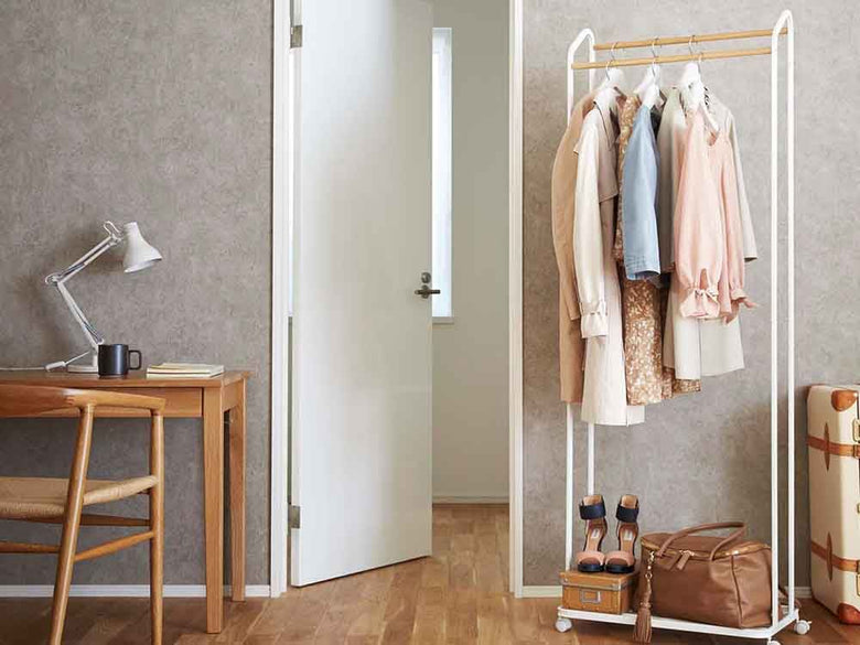 YAMAZAKI/tower製キャスター付きハンガーラック。木製クローゼットスタイルで衣類を整理する棚が備わっています。