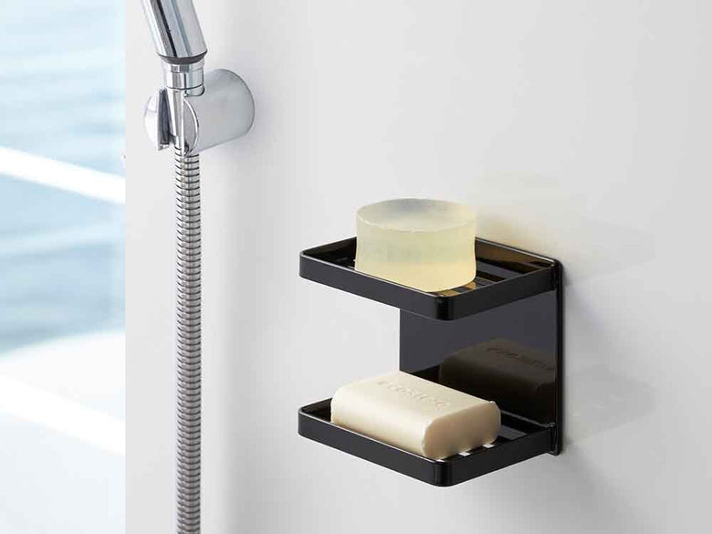 浴室に設置されたマグネット付き2段ソープトレー