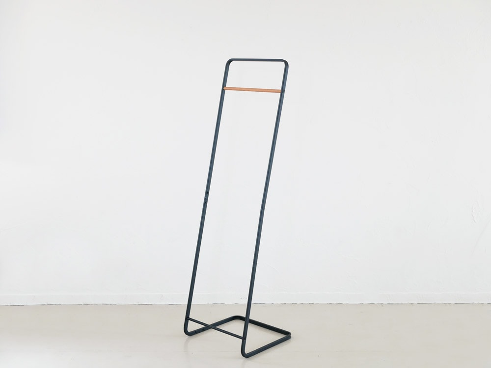 YAMAZAKI/towerのタワーKDコートハンガー、スチールと木製バー