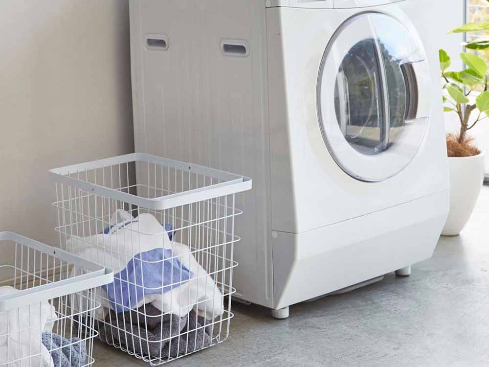 ランドリールームに設置されたタワートスカのスチール製ランドリーワイヤーバスケットと洗濯機・乾燥機