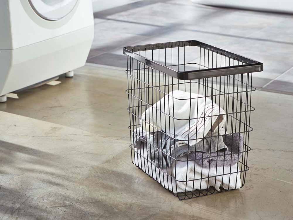 Yamazaki/tower製ランドリーワイヤーバスケット、シルバーのスチール製収納バスケット、洗濯物やペット用品を整理する家庭用