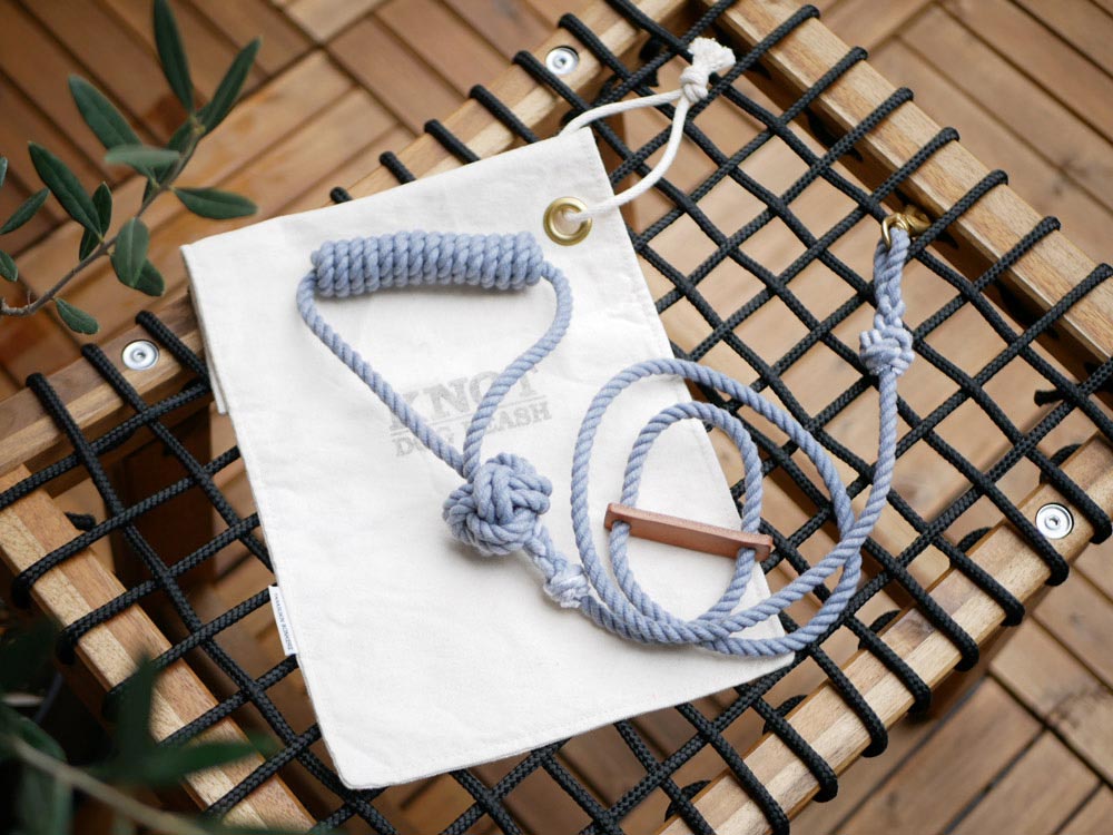 TOOLS FOR THE DOG製、自然素材とシルバーのストラップを使用したタラスキンボンカースデザインのドッグリード