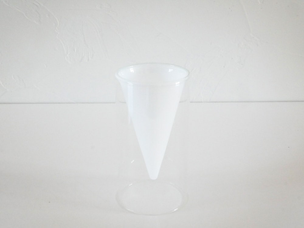 POSH LIVING フロートベース。透明なガラス製で円錐形のデザイン、直径8cm、高さ15cm。