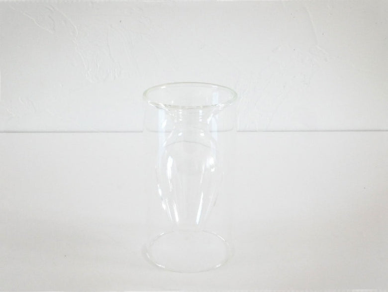 POSH LIVING製の透明なガラスフロートベース。直径8cm、高さ15cmの円筒型デザイン。
