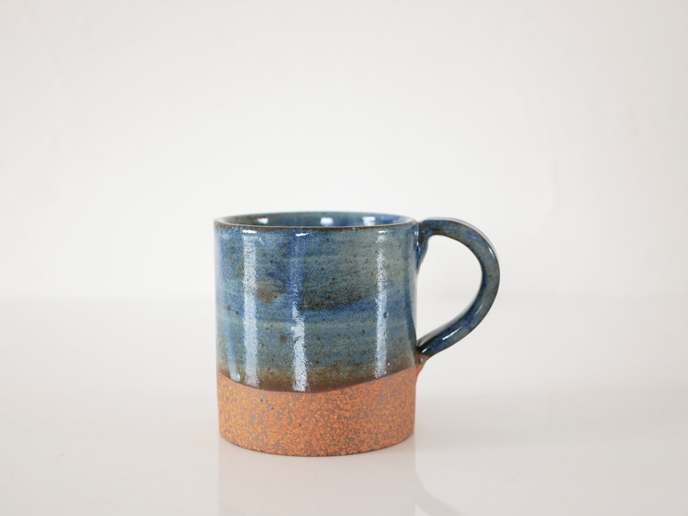青い陶器のマグカップ