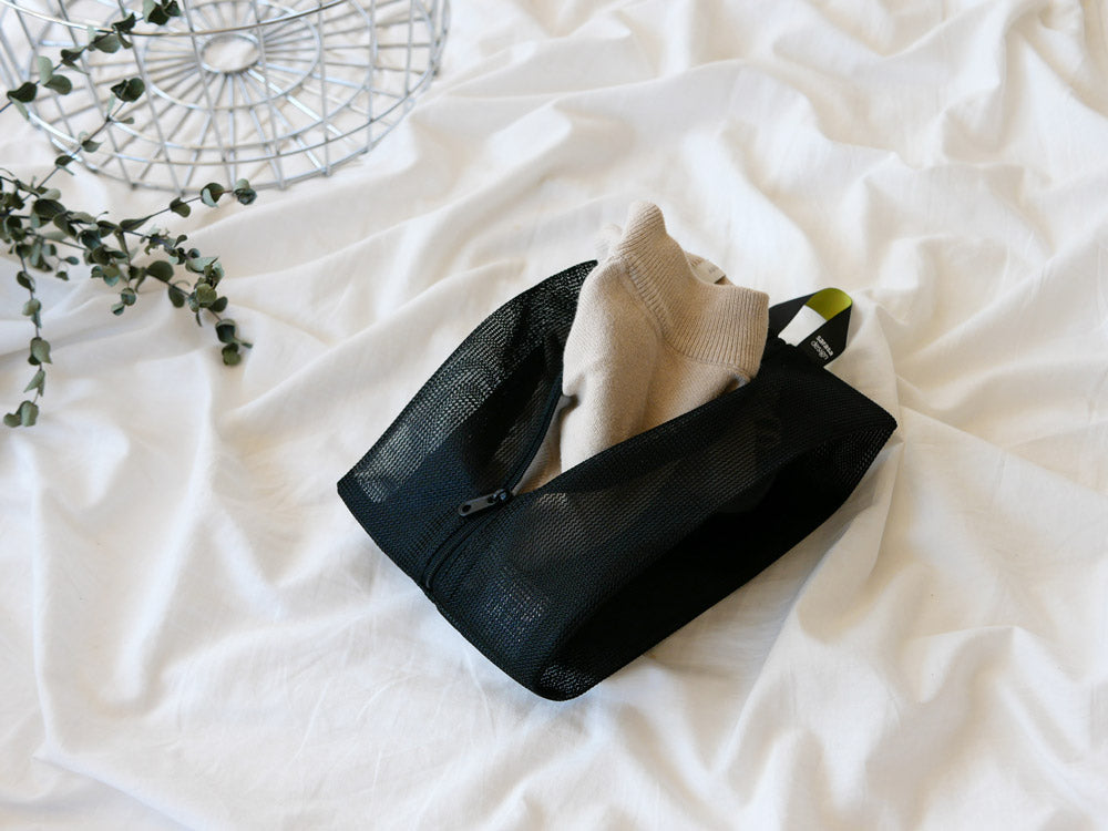 サラサデザインのランドリーネット ワイド、多サイズ展開のポリエステル製メッシュバッグに肩掛けストラップと柄パターンが特徴