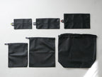 サラサデザインの黒色ランドリーネットバッグ。ポリエステル製でショルダーストラップ付き、複数のポケットを持つ洗濯用収納バッグ。