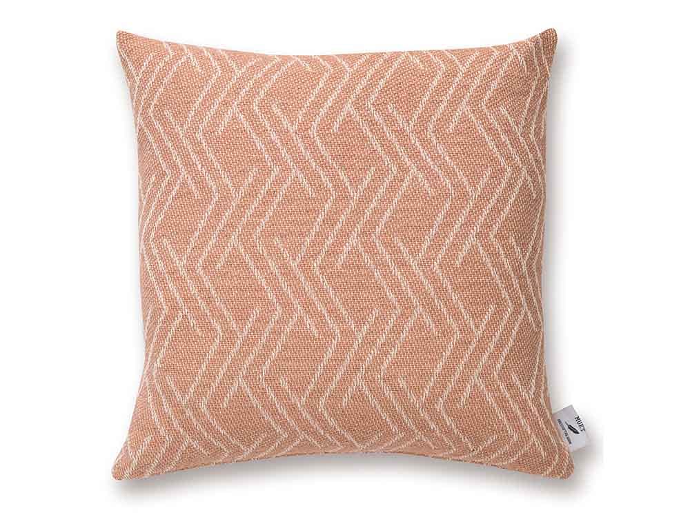 ブラウンとピンクの三角柄クッションカバー