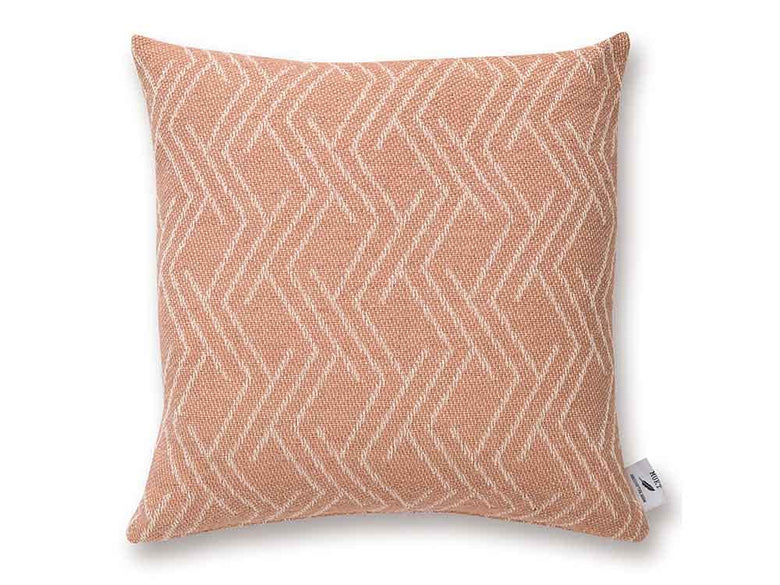 ブラウンとピンクの三角柄クッションカバー