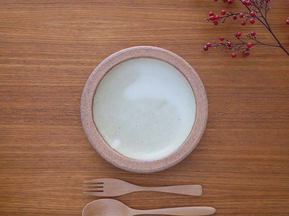 白い陶器のプレートとスプーン、ボウル