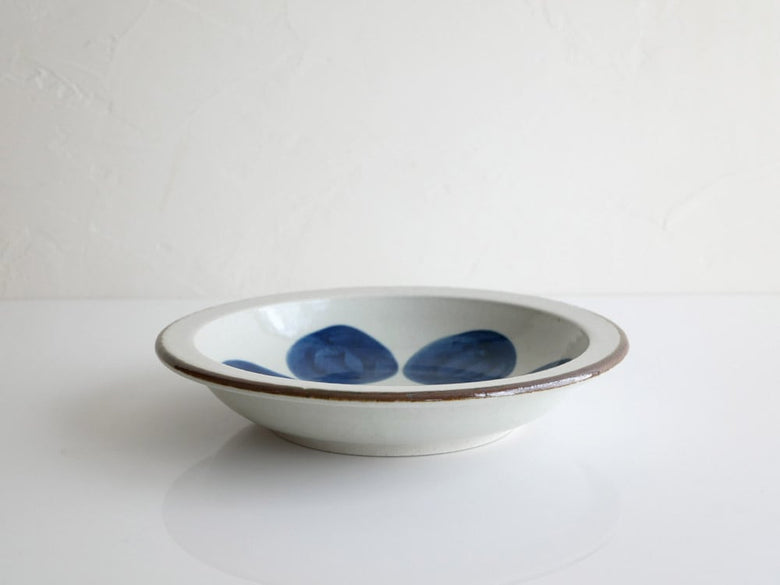 青と白の陶器の楕円形プレート
