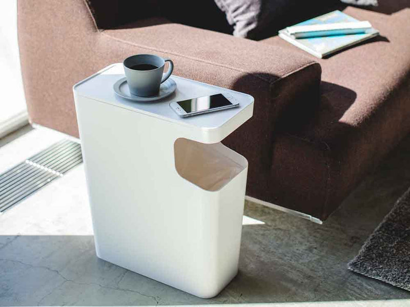 タワーサイドテーブル上の観葉植物と鉢