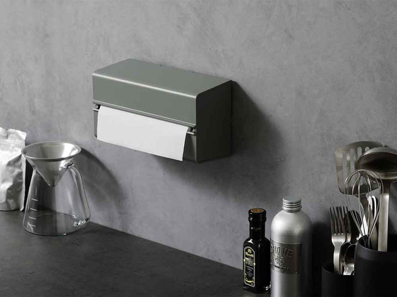 銀色のideaco WALL PT2ペーパータオルケースが壁に設置されている