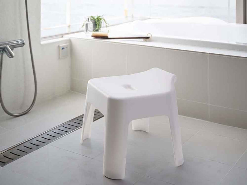 浴室に設置された引っ掛け風呂イス