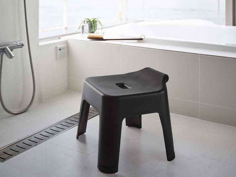 浴室に掛けられたタワー引っ掛け風呂イス