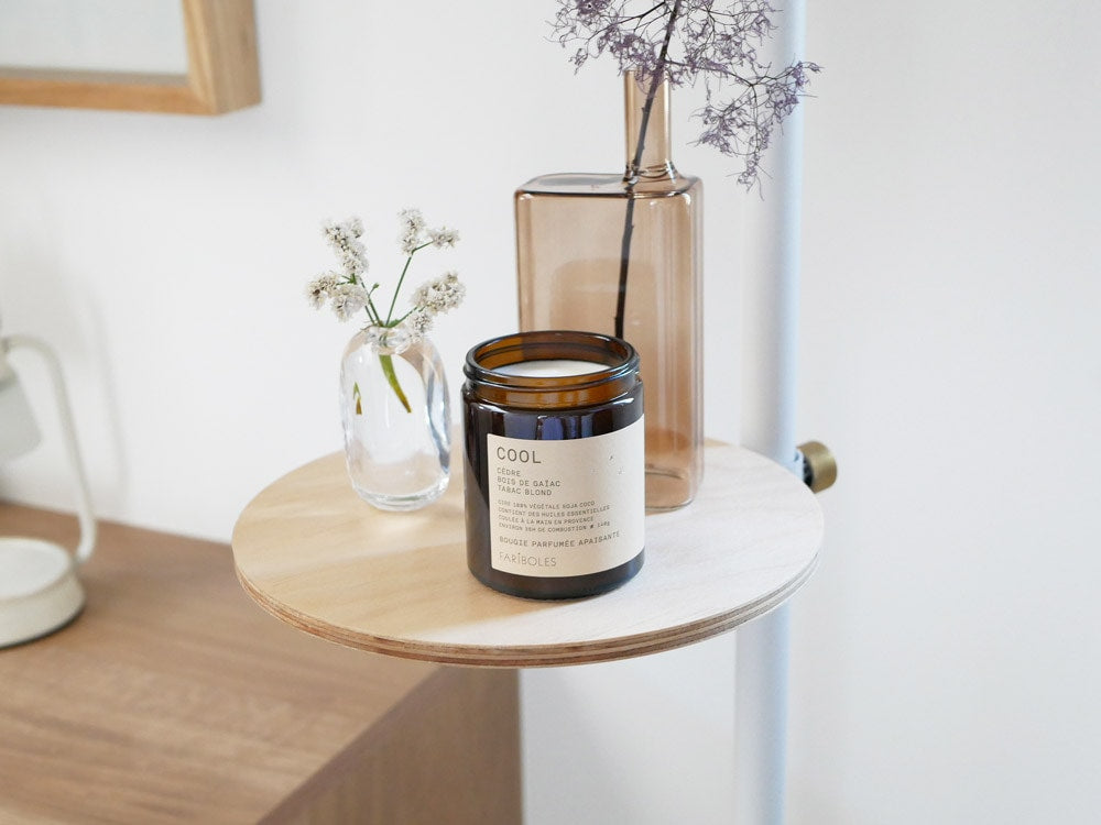 FARIBOLESのアロマキャンドルと木製テーブル