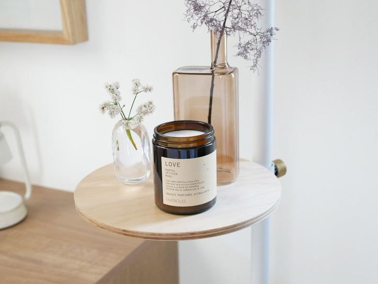 FARIBOLESのアロマキャンドルと木製テーブル