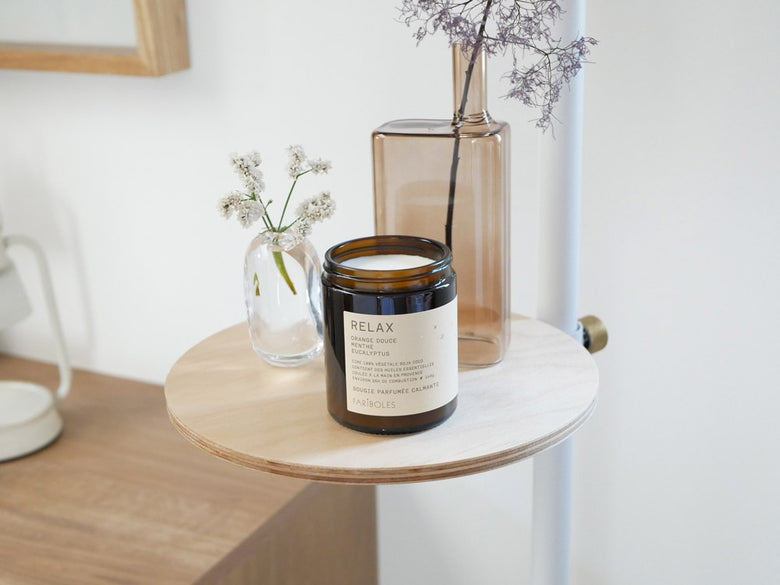 家具とテーブルに飾られた花瓶や植物