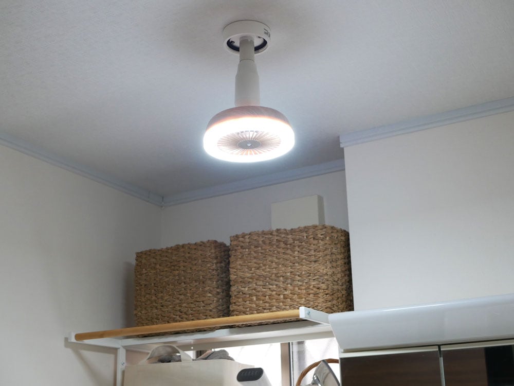 スリーアップの人感センサー付き銀色LED天井照明