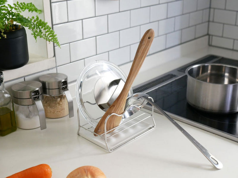 UtaUマルチスタンドに調理器具が置かれている