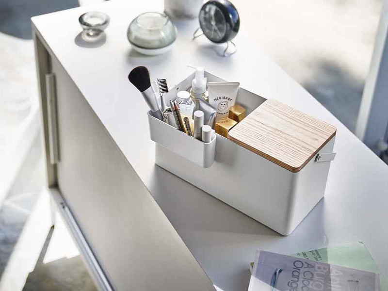 YAMAZAKI/towerのメイクボックスが机に置かれた写真