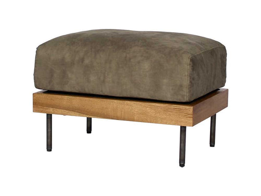 自然素材を使ったランプとクッションの配置