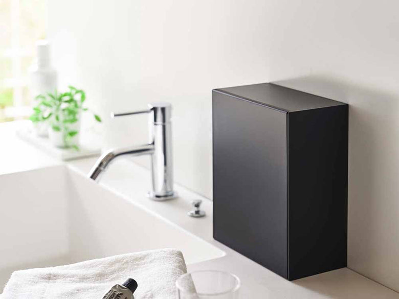 浴室のシンクに設置されたタワーのウォールダストボックス