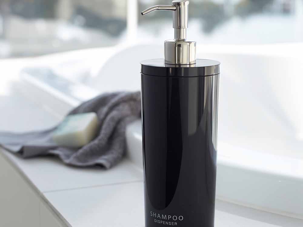 洗面所のシンクに取り付けられたYAMAZAKI/toscaのツーウェイディスペンサー ラウンド。500mlのABS樹脂製ボトルとステンレス製ポンプを備えたソープディスペンサー。