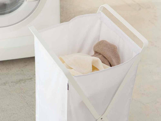 YAMAZAKI/towerのランドリーバスケット。プラスチック製でハンドル付きの収納用バスケット。