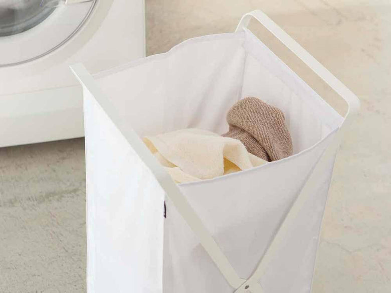 YAMAZAKI/towerのランドリーバスケット。プラスチック製でハンドル付きの収納用バスケット。