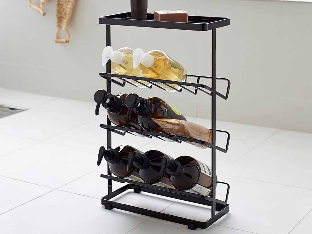 YAMAZAKI/tosca製のタワーバスボトルラック。キッチンのスチール製棚に複数の赤ワインボトルが整然と並んでいます。