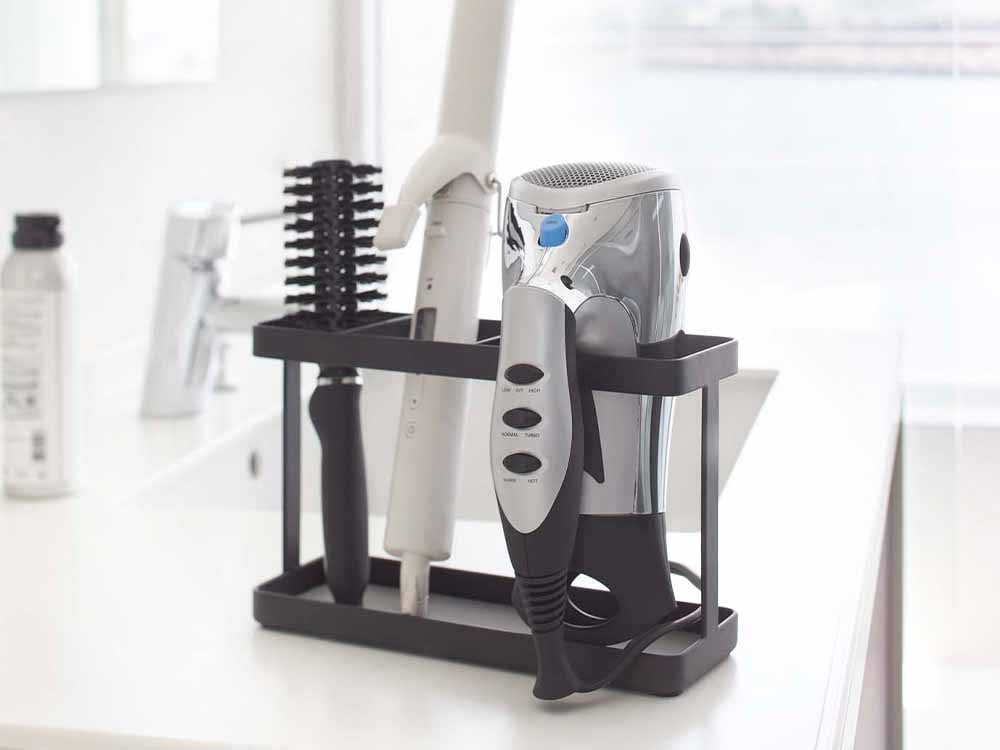 YAMAZAKI/tower製銀色ドライヤー＆ヘアーアイロンスタンド、スチールとプラスチック素材で複数のフック付き