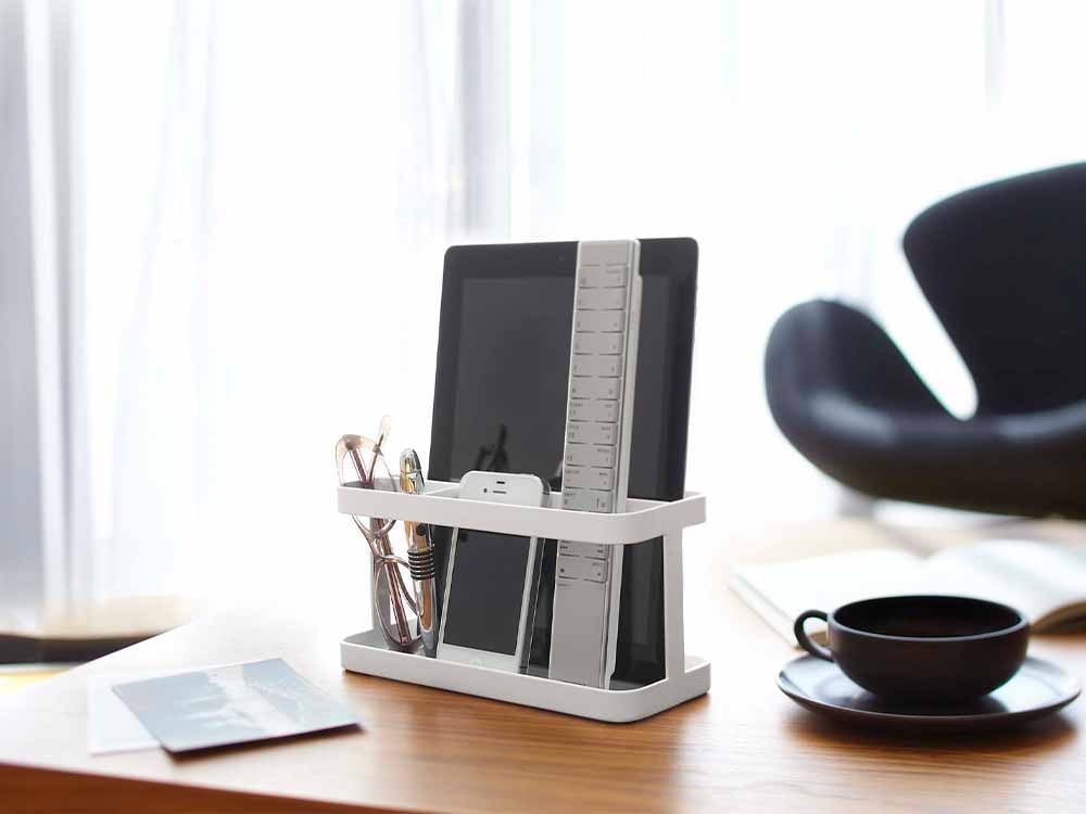 YAMAZAKIタワー製トスカタブレット＆リモコンラック、シルバーのスチール素材でオフィスデスクに設置された収納スタンド