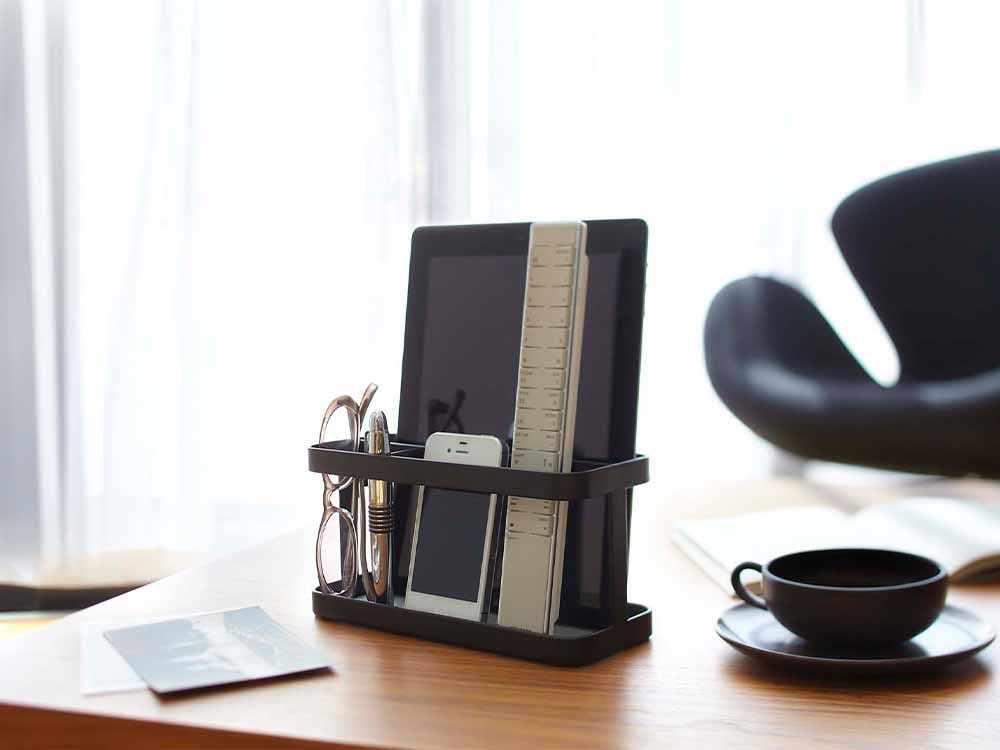 YAMAZAKIタワー製『tosca/トスカ』タブレット＆リモコンラック。スチール製のオフィス用スタンドで、タブレットやリモコンを整理可能。