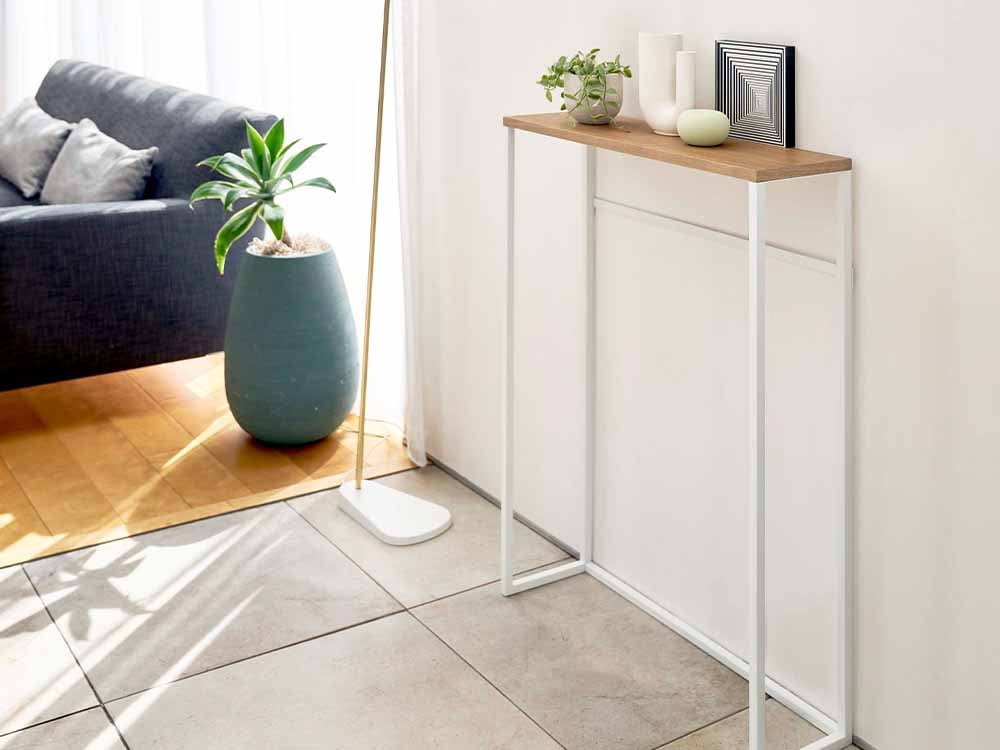 YAMAZAKIタワーの木製コンソールテーブルと観葉植物
