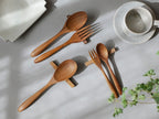 木製カトラリーレストとスプーン