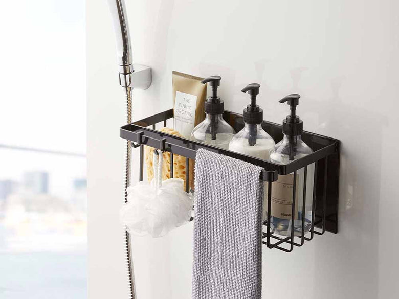 浴室の壁にマグネットで固定されたタワー製バスケット