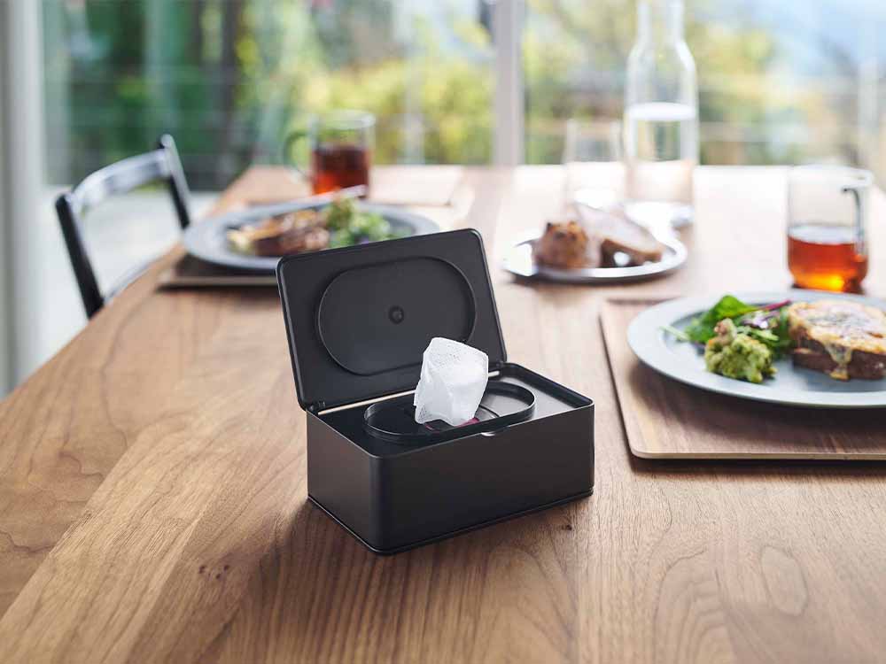 銀色のスマートウェットティッシュケースとスピーカー