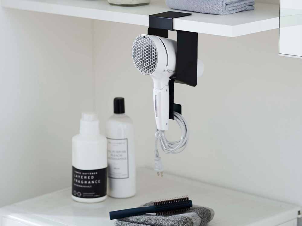 棚下に取り付けられたタワー製ドライヤーホルダー