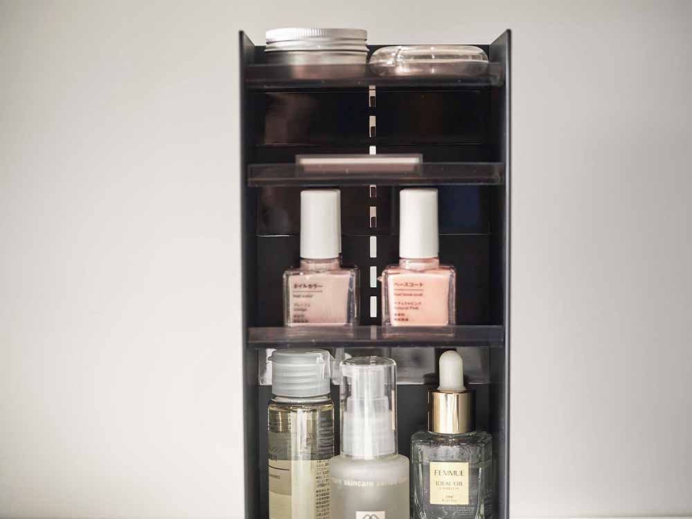 タワー コスメ収納ケース４段と香水ボトル