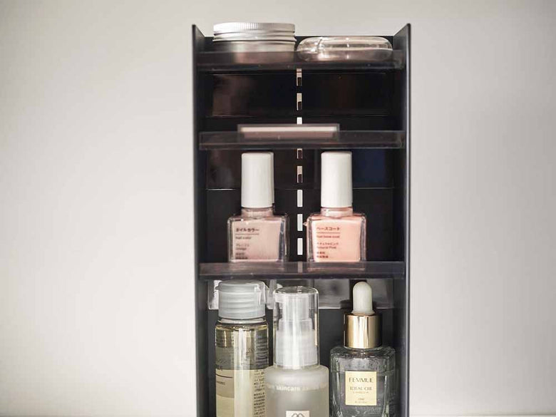 タワー コスメ収納ケース４段と香水ボトル