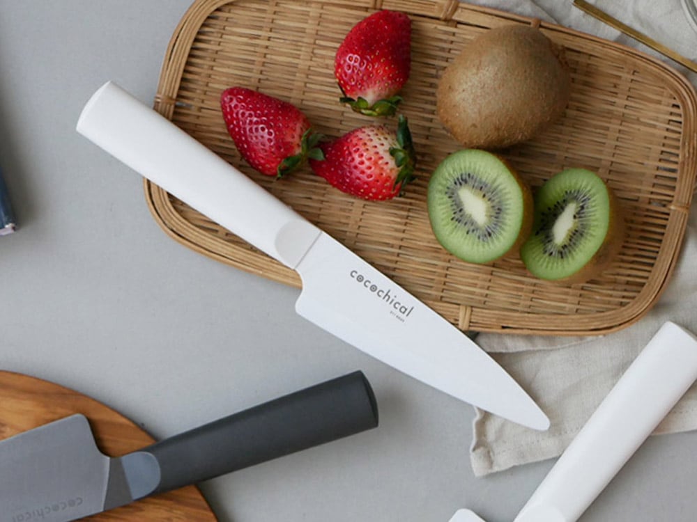 KYOCERAココチカルシリーズのセラミック包丁セットとランガプールがキッチン上に美しく並べられている様子