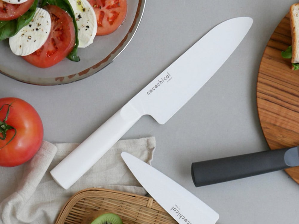 京セラのココチカルシリーズキッチン用ナイフセット、ペティナイフ、三徳包丁、シェフズナイフの3種類が並んでいる