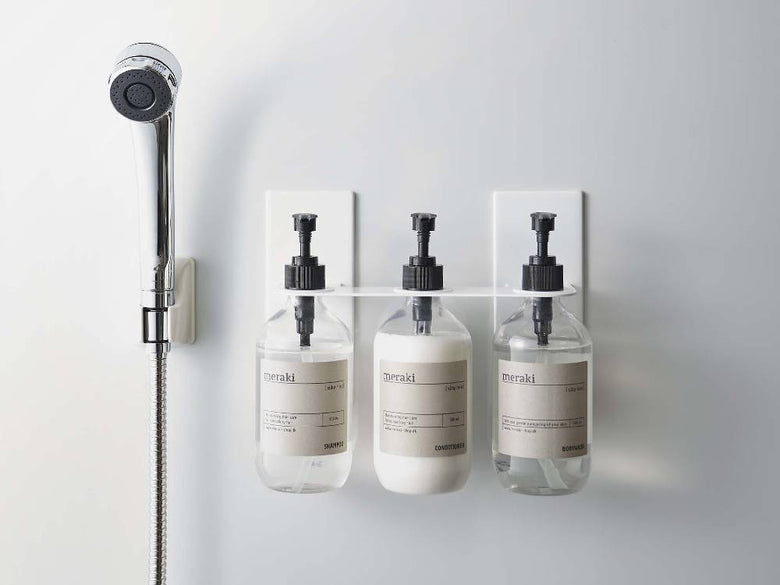 浴室に設置されたタワーマグネットディスペンサーホルダー